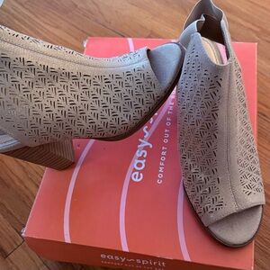 Reaction Kenneth Cole Women's Beige Cut-Out Heels